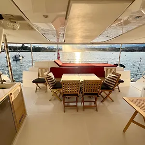 *** Botel Floatinn Boat-bnb Switzerland